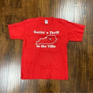 GETTIN’ A THRILL IN THE VILLE Louisville Cardinals Shirt Red Size LARGE